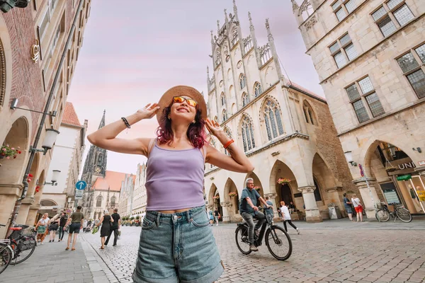 Juli 2022 Munster Tyskland Glad Turist Kvinna Besöker Prinzipalmarkt Gatan — Stockfoto