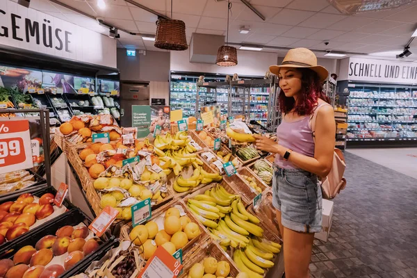 2022 Július Szürny Németország Ügyfél Banánt Választ Vásárol Élelmiszerboltban Vagy — Stock Fotó