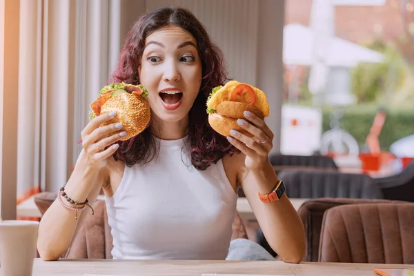Счастливая Девушка Азиатского Смешанный Внешний Вид Выбор Между Двумя Гамбургерами — стоковое фото
