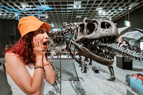 Červenec 2022 Munster Přírodovědecké Muzeum Německo Vyděšený Emocionální Dívka Návštěvník — Stock fotografie