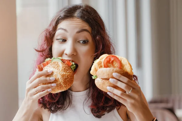 Gelukkig Meisje Van Aziatische Gemengde Verschijning Eet Een Hamburger Sandwich — Stockfoto