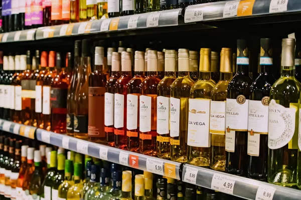 Temmuz 2022 Munster Almanya Süpermarket Mağazalarda Çeşitli Beyaz Kırmızı Şaraplar — Stok fotoğraf