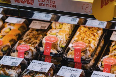 26 Temmuz 2022, Munster, Almanya: Japon balık suşi atıştırmalıkları süpermarket raflarında çeşitlilik