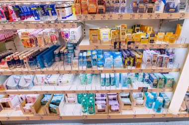 26 Temmuz 2022, Munster, Almanya: Eczanede satılık çeşitli kozmetik ürünler