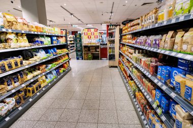 26 Temmuz 2022, Munster, Almanya: Süpermarkette tahıl, makarna ve diğer uzun vadeli depolama ürünleri