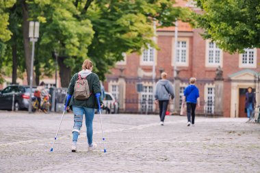 Menisküs, bağ ya da tendon ameliyatından sonra rehabilitasyon için diz eklemlerini saran kişi özel bir bandajla içeri girer.