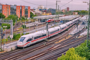 26 Temmuz 2022, Munster, Almanya: modern yüksek hızlı şehirler arası DB Deutche Bahn treni yolcu taşımaktadır. İstasyon ve platformların yakınındaki demiryolu raylarının dallanması