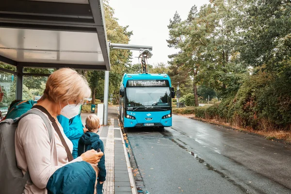 Липня 2022 Року Манстер Німеччина Пасажири Чекають Автобусній Зупинці Поки — стокове фото