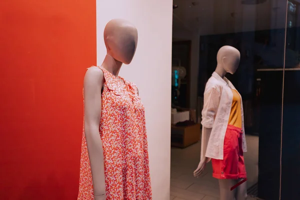 Çinde Vitrin Mankenler Olan Bir Giyim Mağazasına Giriş Alışveriş Moda — Stok fotoğraf