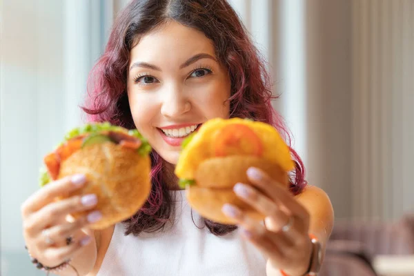 Happy Asijské Dívka Jíst Dva Hamburgery Nebo Sendvič Chutí Jídlu — Stock fotografie