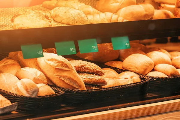 Produkty Piekarnicze Pyszny Świeży Chleb Pszenny Oraz Słodkie Bułki Bułki — Zdjęcie stockowe