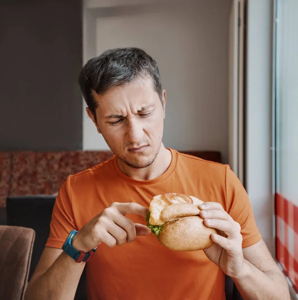 Verärgerter Kunde Eines Fast Food Restaurants Kramt Burger Und Findet — Stockfoto