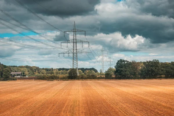 Elektrik Direkleriyle Elektrik Kabloları Tüketicilere Enerji Iletiyor Tarlaları Sürülmüş Cennet — Stok fotoğraf