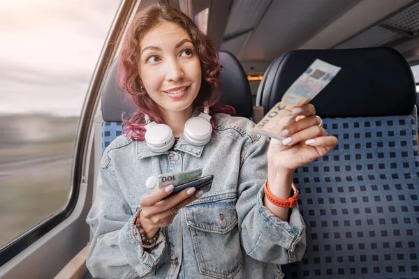 Kız Gülümser Tren Kabininden Euro Banknotları Için Bilet Alır — Stok fotoğraf