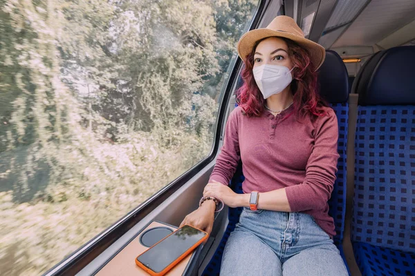 Una Chica Con Una Máscara Médica Protectora Monta Tren Interurbano — Foto de Stock