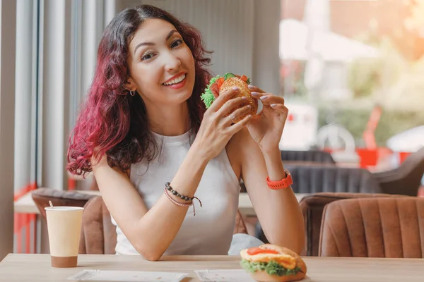 Chica Feliz Aspecto Asiático Mixto Come Una Hamburguesa Sándwich Con — Foto de Stock