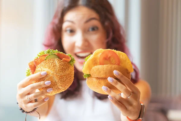 Счастливая Азиатка Ест Два Гамбургера Сэндвича Аппетитом Кафе Быстрого Питания — стоковое фото