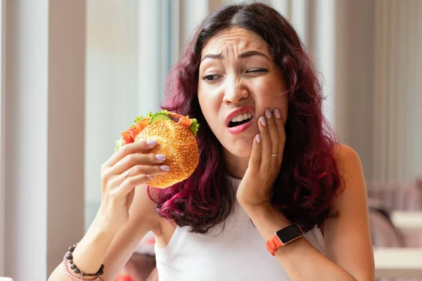 Жінка Їсть Гамбургер Кафе Швидкого Харчування Відчувала Різкий Біль Роті — стокове фото