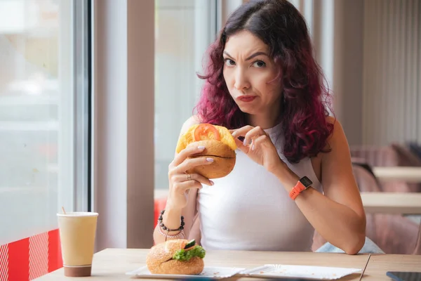 Zamračená Nespokojená Dívka Zákazník Fast Food Restaurace Vykopává Hamburgeru Našel — Stock fotografie