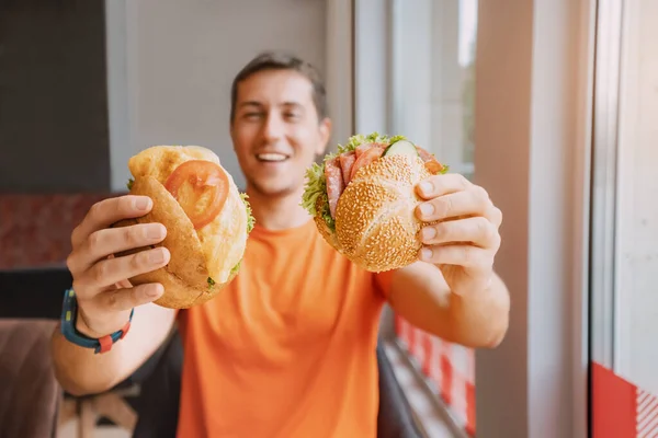 Hombre Feliz Comiendo Dos Hamburguesas Sándwich Con Apetito Café Comida —  Fotos de Stock