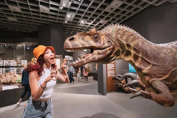 2018 Munster Natural History Museum Germany Girl Visiting Dinosaur Exhibition — 스톡 사진