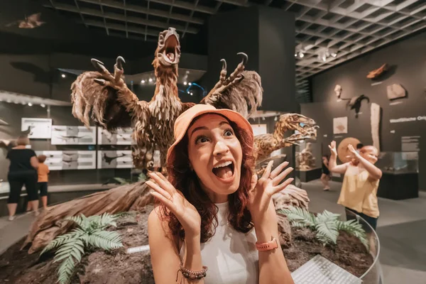 Липня 2022 Музей Природничої Історії Манстера Німеччина Захоплена Емоційна Дівчина — стокове фото