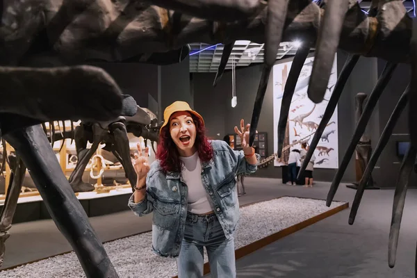 Július 2022 Szürny Természettudományi Múzeum Németország Egy Lány Látogató Dinoszaurusz — Stock Fotó