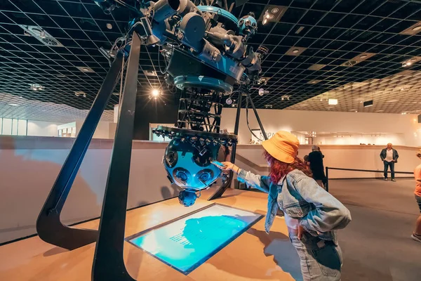 2022 Július Szürny Németország Műholdas Űrhajó Természettudományi Múzeum Planetáriumának Belsejében — Stock Fotó