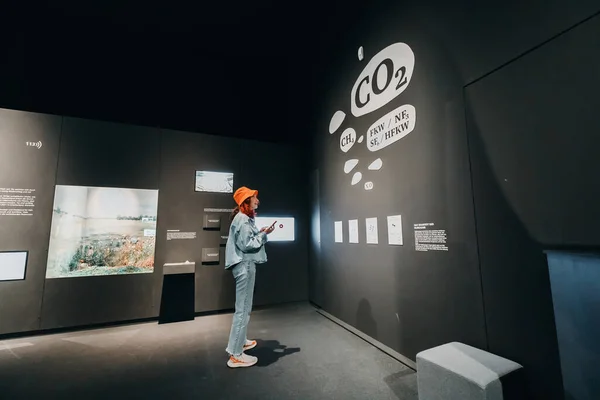 2022 Július Szürny Németország Tinédzser Lány Látogatója Múzeumban Ökológia Globális — Stock Fotó