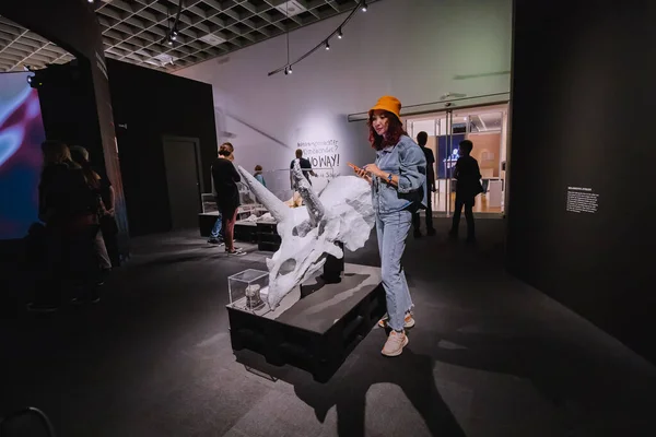 Липня 2022 Манстер Німеччина Відвідувачі Досліджують Фоссилізовані Кістки Трицератопа Музеї — стокове фото