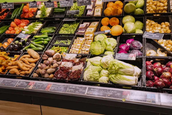Julio 2022 Munster Alemania Numerosas Verduras Hierbas Venta Mostrador Supermercado — Foto de Stock