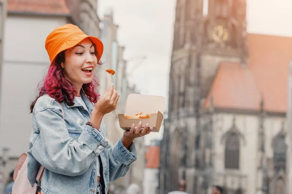 Veselá Šťastná Dívka Svačina Fast Food Krevetami Těstíčku Ulici Města — Stock fotografie