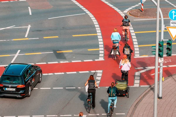 Июля 2022 Года Мюнстер Германия Велосипедисты Ездят Велосипедной Дорожке Перекрестке — стоковое фото