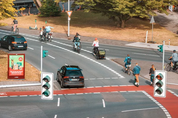 Июля 2022 Года Мюнстер Германия Светофор Велосипедисты Едут Велосипедной Дорожке — стоковое фото