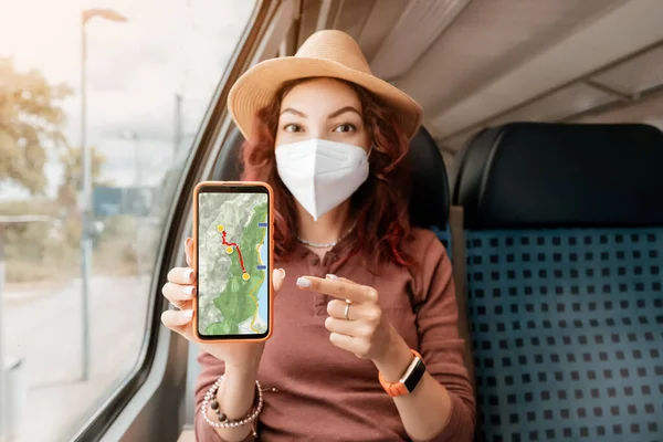 Una Chica Con Una Máscara Médica Protectora Monta Tren Interurbano — Foto de Stock