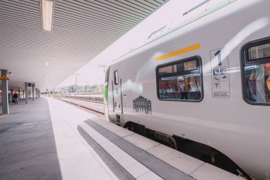 27 Temmuz 2022, Munster, Almanya: Dusseldorf 'a giden zaman çizelgesine göre modern DB hızlı treni olan bir demiryolu platformu