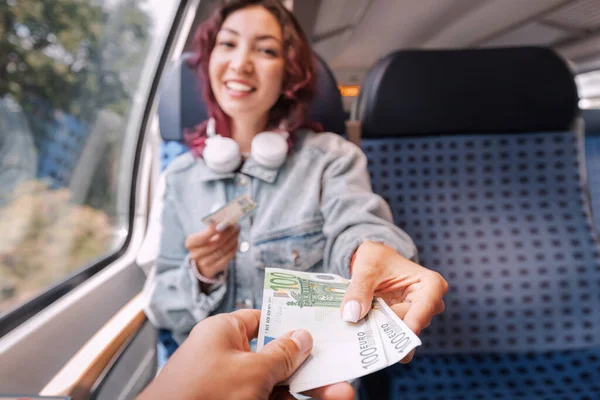 Toplu Taşıma Trenindeki Bir Kız Bir Yabancıya Euro Banknotları Veriyor — Stok fotoğraf
