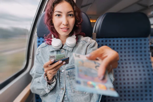Дівчинка Поїзді Громадського Транспорту Передає Банкноти Євро Незнайомцю Поняття Довіри — стокове фото