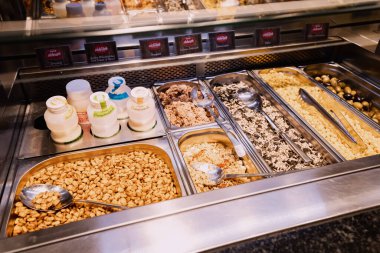 30 Temmuz 2022, Köln, Almanya: REWE 'de alışverişe gitmek için büfe ve yemek