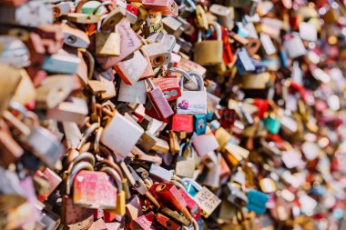 30 Temmuz 2022, Köln, Almanya: Düğün ve aşk geleneği olarak köprüye kilitlenen bir sürü kilit