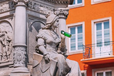 Köln 'ün eski kasabasında bira içen heykel. Alman Ekim Festivali, şaka ve alkol bağımlılığı kavramı