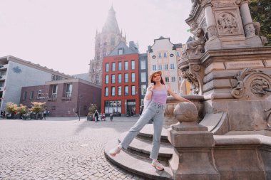 29 Temmuz 2022, Köln, Almanya: Koln 'da tarihi heykeli olan panoramik manzara eski pazar meydanı. Şehir hayatı ve şehir gelişimi