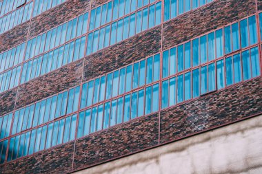 Endüstriyel bir binanın dış görünüşü veya pencereleri olan eski bir fabrika.