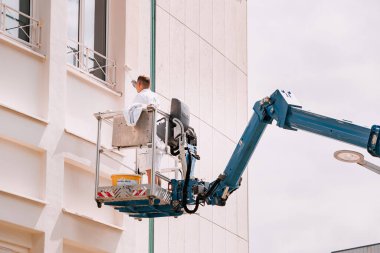 27 Temmuz 2022, Essen, Almanya: Eski şehir merkezinde tarihi bir bina yapan bir erkek işçi. Yenileme ve onarım
