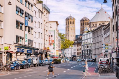30 Temmuz 2022, Köln, Almanya: şehir hayatına bakış. Koeln bölgesindeki yayaların kesiştiği caddede arka planda St. Gereon kilisesi var.