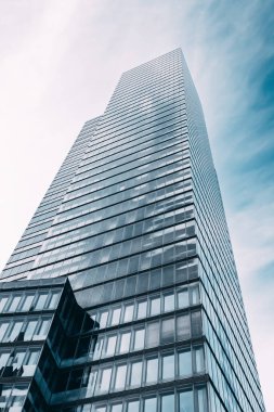 30 Temmuz 2022, Köln, Almanya: Kolnturm veya Koln Kulesi Mediapark Mahallesi 'ndeki ünlü gökdelen binası