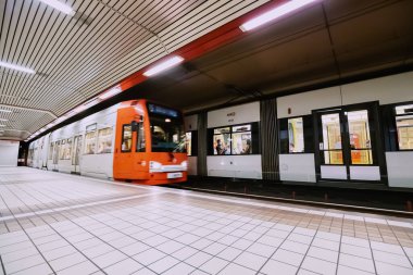 30 Temmuz 2022, Köln, Almanya: Metro veya metro ile gelen trenin hareket bulanıklığı. Toplu taşıma rotaları ve zamanlama çizelgesi