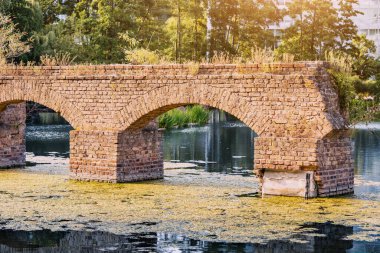 Köln 'deki Mediapark yakınlarında Roma su kemeri veya viyadük, seyahat yerleri ve cazibeleri