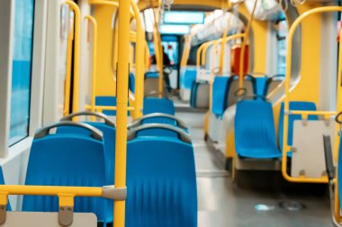 Modern bir tramvay ya da metro treninin içi boş