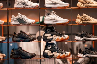 31 Temmuz 2022, Köln, Almanya: Spor rahat ayakkabılar veya spor ayakkabıları tezgahın üzerinde koşmak ve spor yapmak için